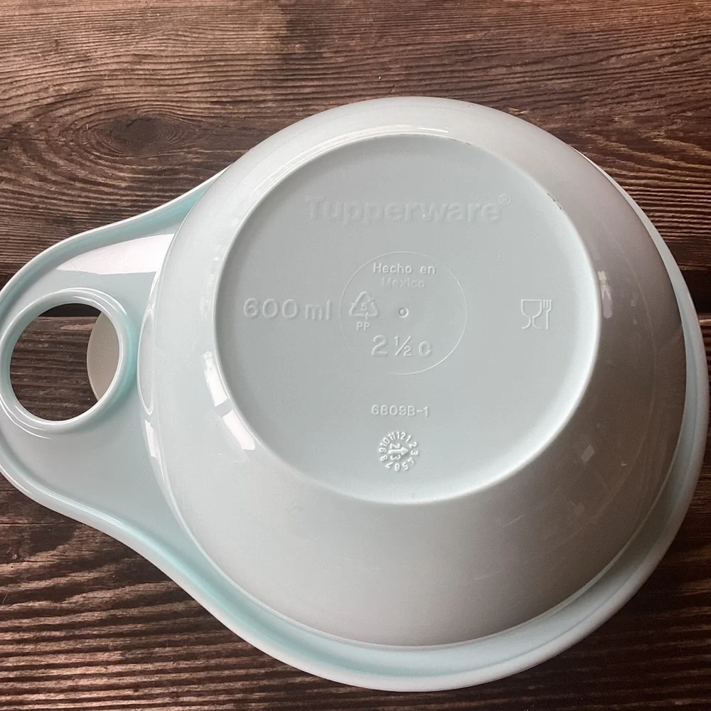 Tupperware Thatsa Bowl in light blue - 2.5 cup capacity